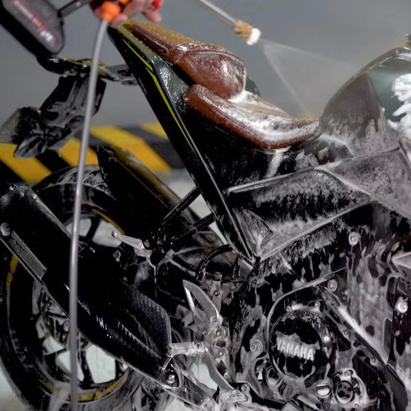 HydroBlast Pistola de Agua a Presión Inalámbrica 21V – Limpieza sin Límites