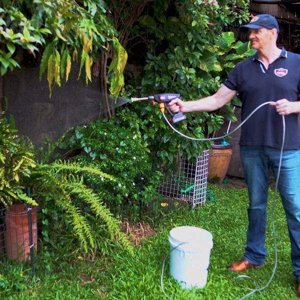 HydroBlast Pistola de Agua a Presión Inalámbrica 21V – Limpieza sin Límites